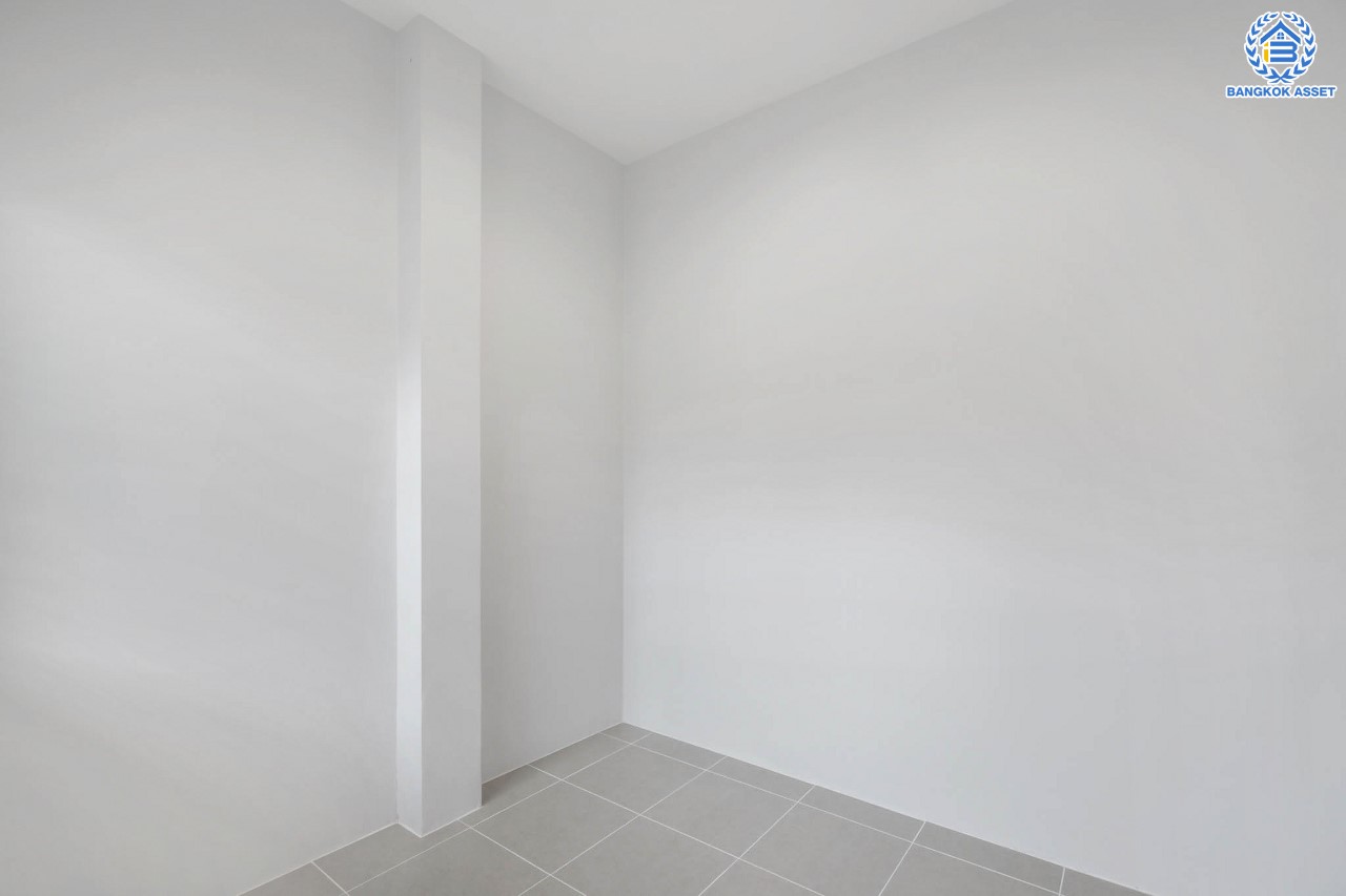 บ้านมือสองตกแต่งใหม่ ม.กฤษดานคร18 บรมราชชนนี เนื้อที่ 125 ตร.ว. บนพื้นที่ใช้สอยมากถึง 353 ตร.ม. อีกระดับของฟังก์ชัน 4 ห้องนอน 4 ห้องน้ำ 1 ห้องอเนกประสงค์ 1 ห้องแม่บ้าน จอดรถได้ 2 คัน บรรยากาศสุด Private บนทำเลศักยภาพเชื่อมต่อหลายเส้นทาง ใกล้เซ็นทรัลปิ่นเกล้า ม.มหิดล และทางด่วน "กาญจนาภิเษก"...